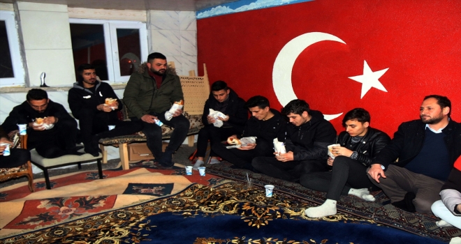 Sivas'ta hayırsever müezzin camisine gelen öğrencilere döner ikram etti 