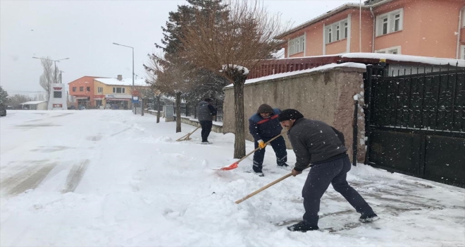 Ulaş'ta belediye ekipleri kar temizleme çalışmalarına başladı