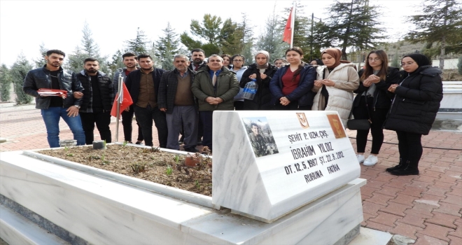 Yerköy'de üniversite öğrencileri şehitliği ziyaret etti