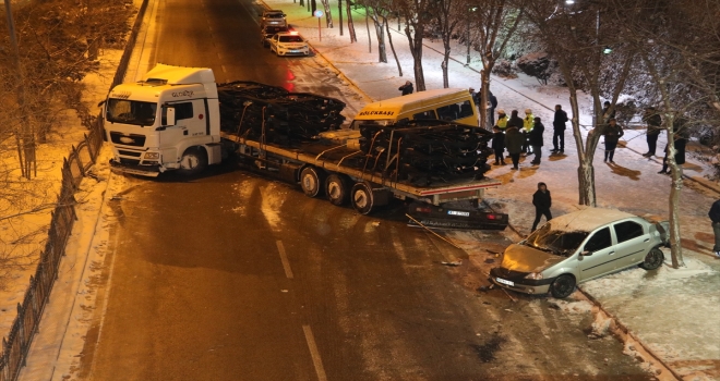 Yozgat'ta zincirleme trafik kazasında 15 araç hasar gördü