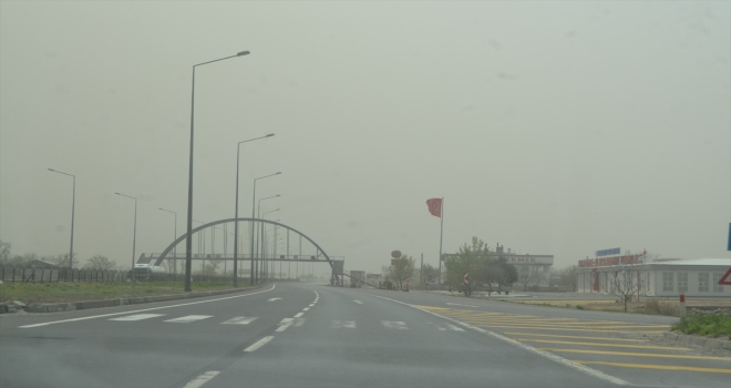 Aksaray'da kum fırtınası trafikte aksamaya neden oldu