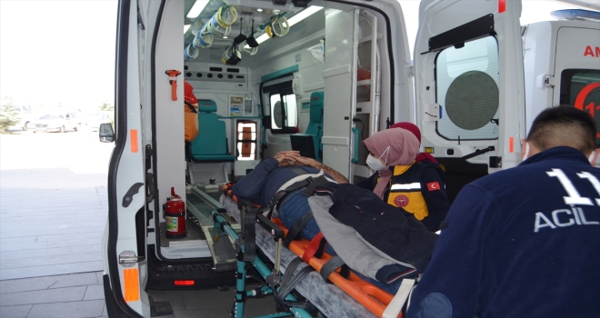 Aksaray’da otomobil ile tırın çarpışması sonucu 3 kişi yaralandı