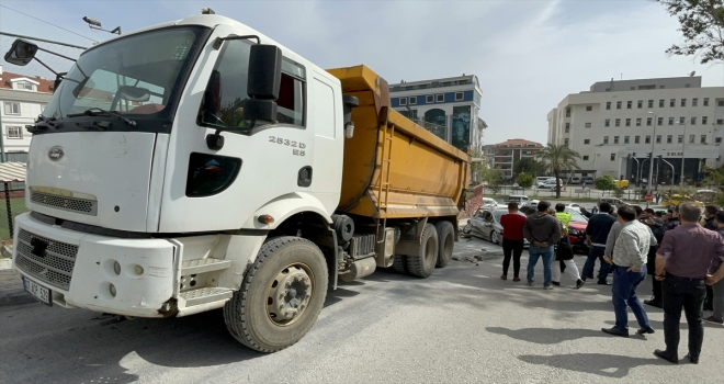 Alanya'da freni boşalan kamyon park halindeki araçlara çarptı