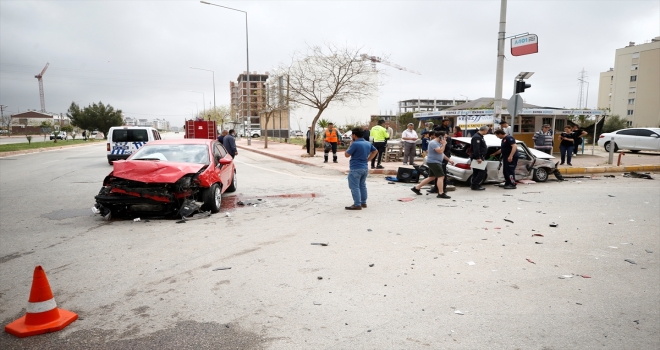Antalya'da çarpışan iki otomobildeki 7 kişi yaralandı