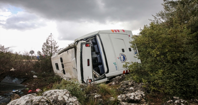 Antalya'da devrilen tur minibüsündeki 8 turist yaralandı 