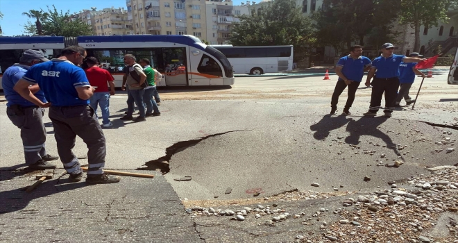 Antalya'da içme suyu ana isale hattında patlama nedeniyle yol çöktü