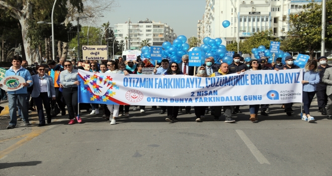 Antalya'da otizmli çocuklar ve aileleri gökyüzüne mavi balon bıraktı