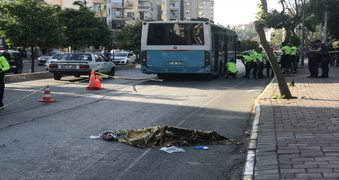 Antalya'da otobüse tutunmaya çalışan patenli çocuklardan biri öldü, biri yaralandı