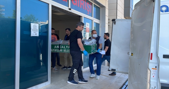 Antalya'da otobüsün altında kalarak hayatını kaybeden patenli çocuğun cenazesi yakınlarına teslim edildi