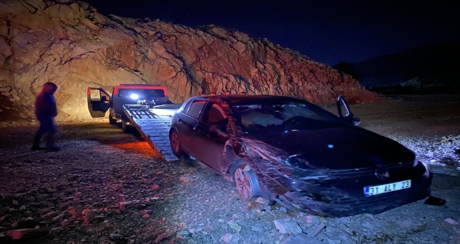 Antalya'da otomobilin şarampole devrilmesi sonucu 2 kişi yaralandı