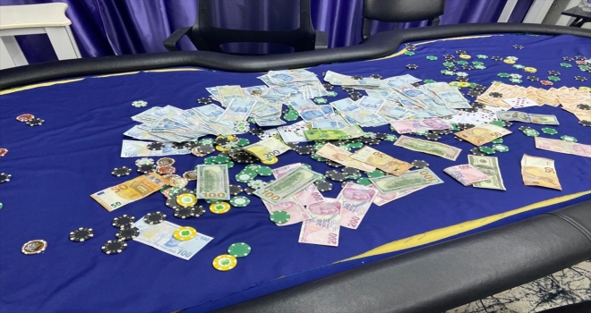 Antalya'da polis, kumar oynanan iş yerine vinçle balkondan girerek baskın yaptı