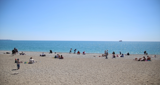 Antalya'da sahillerde güneşli hava yoğunluğu 