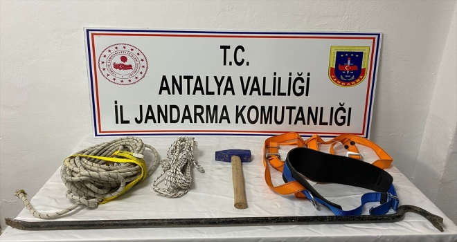 Antalya'da sit alanında kaçak kazı yapan 5 şüpheli yakalandı 