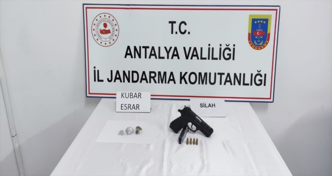 Antalya'da yol kontrolünde uyuşturucu ve silah ele geçirildi