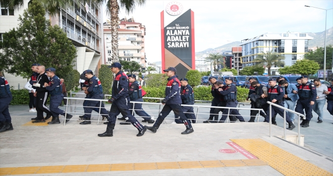 Antalya'daki uyuşturucu operasyonunda yakalanan 9 şüpheli adliyede
