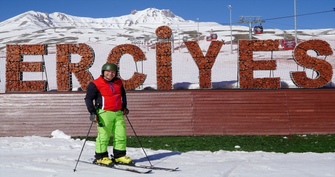 Avusturyalı eski şampiyon sporcu Marc Girardelli, Erciyes'te kayak yaptı