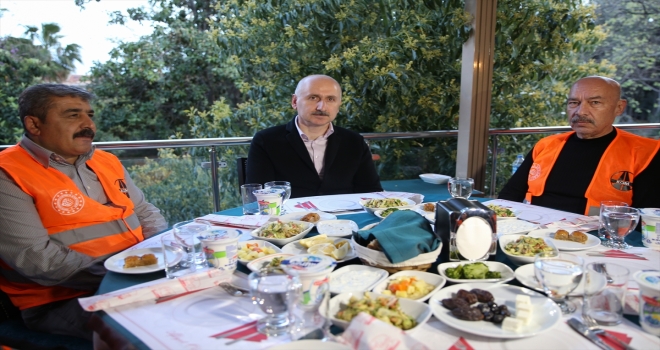 Bakan Karaismailoğlu, Karayolları 13. Bölge Müdürlüğü işçileriyle iftar yaptı: