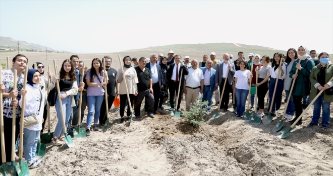 Başkan Çolakbayrakdar ve ERÜ Rektörü Çalış öğrencilerle fidan dikti