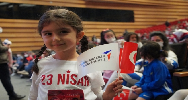 Çocuklar 23 Nisan'ı Hürkuş ve Gökbey'le kutladı