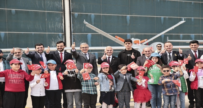 Çocuklar TUSAŞ'ta uçma heyecanı yaşadı