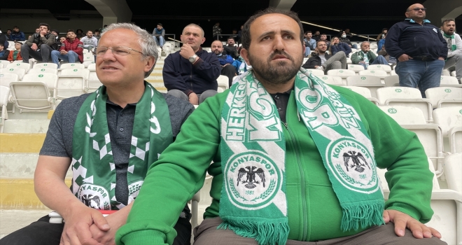 Görme engellilere futbol coşkusunu tek gözüyle yaşatıyor