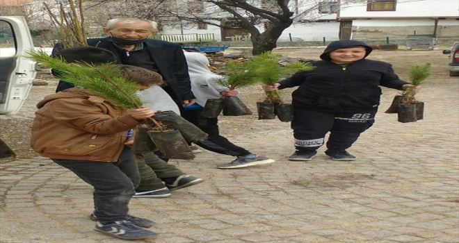Güdül Belediyesi ücretsiz fidan dağıttı