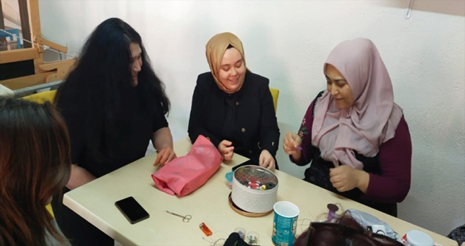 Güdül Kaymakamı İncesu, sof kumaşı dokuyan kadınları ziyaret etti