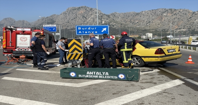 GÜNCELLEME - Antalya'da bariyere çarpan taksinin sürücüsü öldü