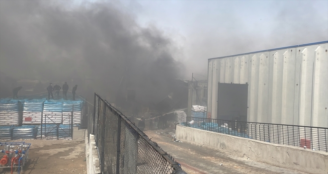 Karaman'da plastik malzeme üreten fabrikada çıkan yangın söndürüldü