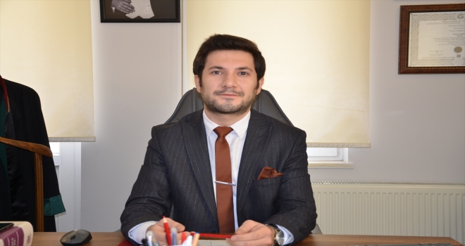 Gündüz adliye koridorlarında, akşam çalıştırdığı sporcular için salonda ter döküyor