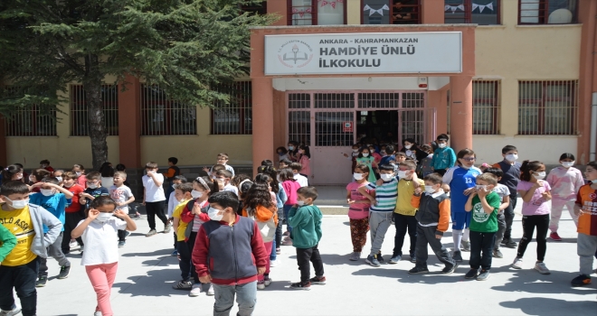 Kahramankazan'da öğrenciler okula maskesiz girmenin mutluluğunu yaşadı