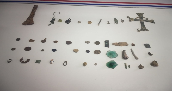 Karaman'da otomobilin bagajında tarihi eserler ele geçirildi