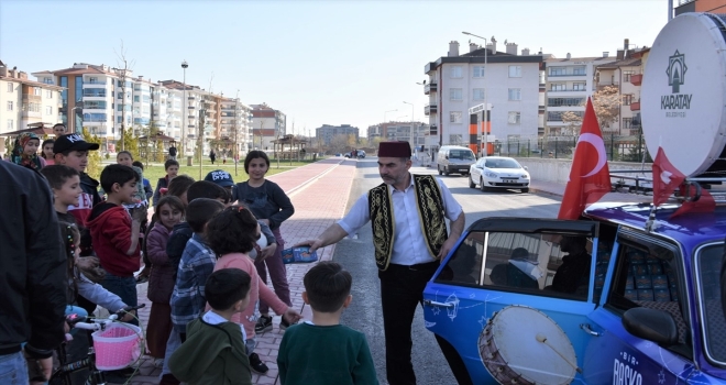 Karatay'da ramazan davulcuları klasik arabalarla vatandaşı sahura kaldırıyor