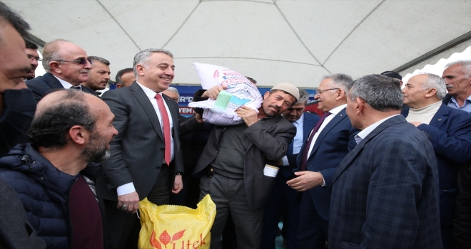 Kayseri Büyükşehir Belediyesi çiftçiyi tohumla destekliyor