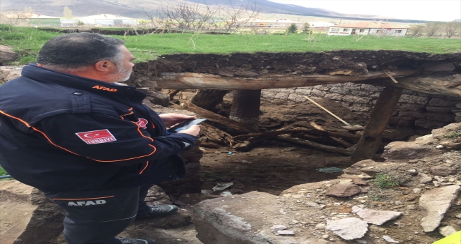 Kayseri'de damı çöken ahırdaki baba ve oğlu yaralandı