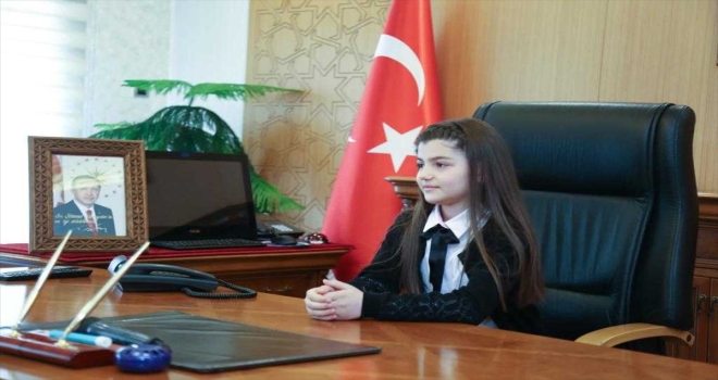 Kayseri Valisi Günaydın'ın koltuğuna 4. sınıf öğrencisi Sena oturdu 