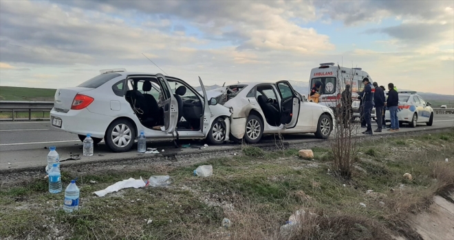 Kırıkkale'de 2 otomobilin çarpıştığı kazada 3 kişi yaralandı