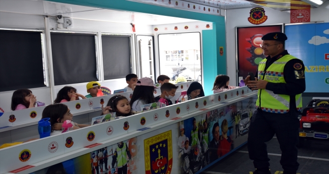 Kırıkkale'de öğrenciler trafik kurallarını pedallı arabalarla deneyimleyip öğrendi