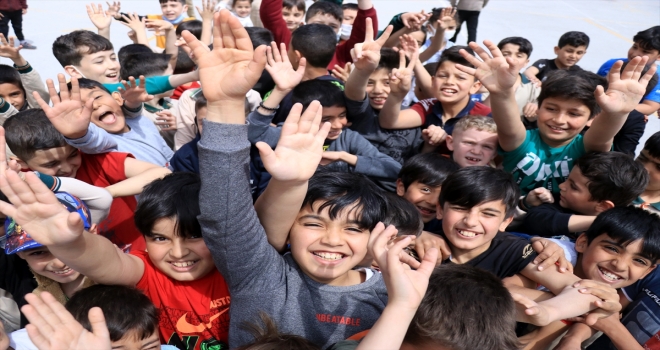 Konya'da öğrenciler okula maskesiz girmenin mutluluğunu yaşıyor