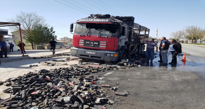 Konya'da seyir halindeyken alev alan yanıcı madde yüklü kamyon yandı