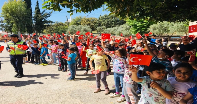 Kumluca'da jandarma ekibi öğrencilere bayrak dağıttı