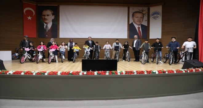 Melikgazi Belediyesi yetim çocuklara bisiklet hediye etti