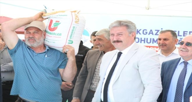 Melikgazi'de çiftçilere kuraklığa dayanıklı 10 ton tohumluk nohut dağıtıldı