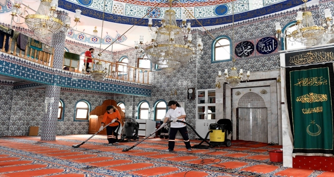 Muratpaşa'da camilerde bayram temizliği yapılıyor