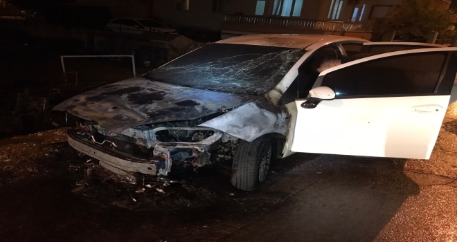 Serik'te park halindeki otomobil yandı