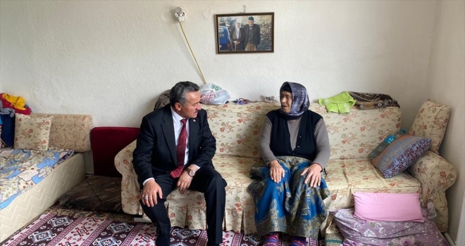 Seydişehir Belediyesi, engelli kadına tekerlekli sandalye hediye etti