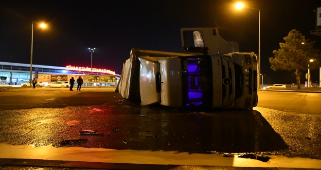 Sivas'ta devrilen tır, Kayseri yolunun bir süre trafiğe kapanmasına neden oldu
