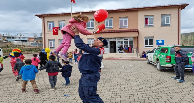 Sivas'ta jandarma ekipleri köy çocuklarının 23 Nisan coşkusuna ortak oldu 