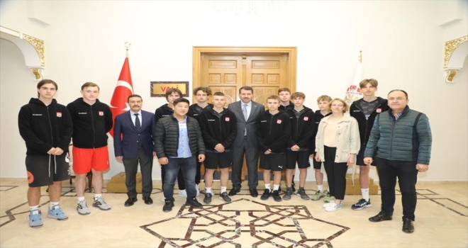 Ukrayna'dan Sivas'a gelen 10 sporcu Vali Ayhan'ı ziyaret etti