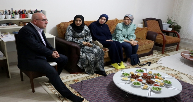 Yabancı öğrenciler davet edildikleri evlerde iftar sofrasında aile sıcaklığını yaşıyor